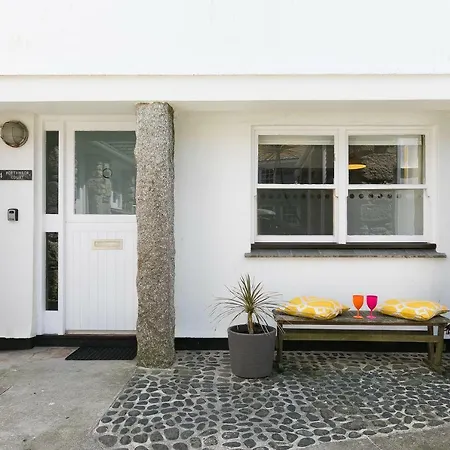 4 Porthmeor Court * St Ives
